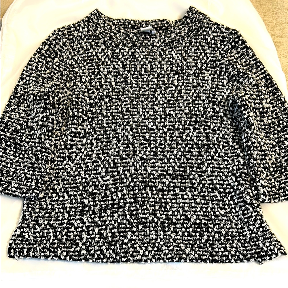 Peck & Peck Stylish Black and White Knit Sweater. 
Like New Condition